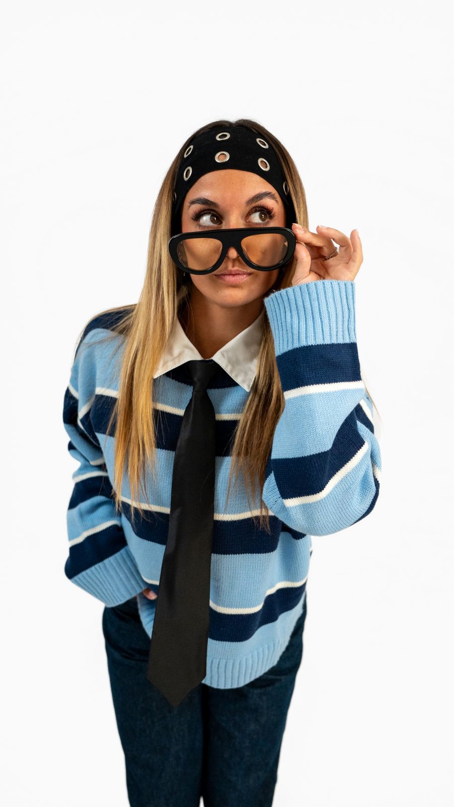 Danseuse en pull rayé et cravate, lunettes baissées