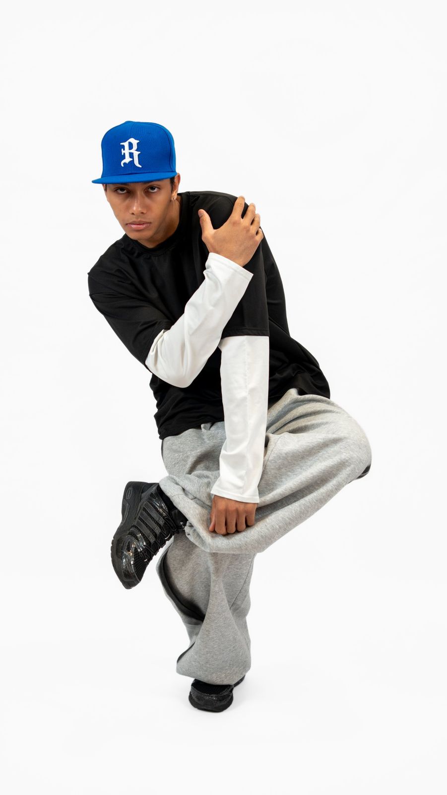 Danseur hip hop en équilibre, casquette bleue